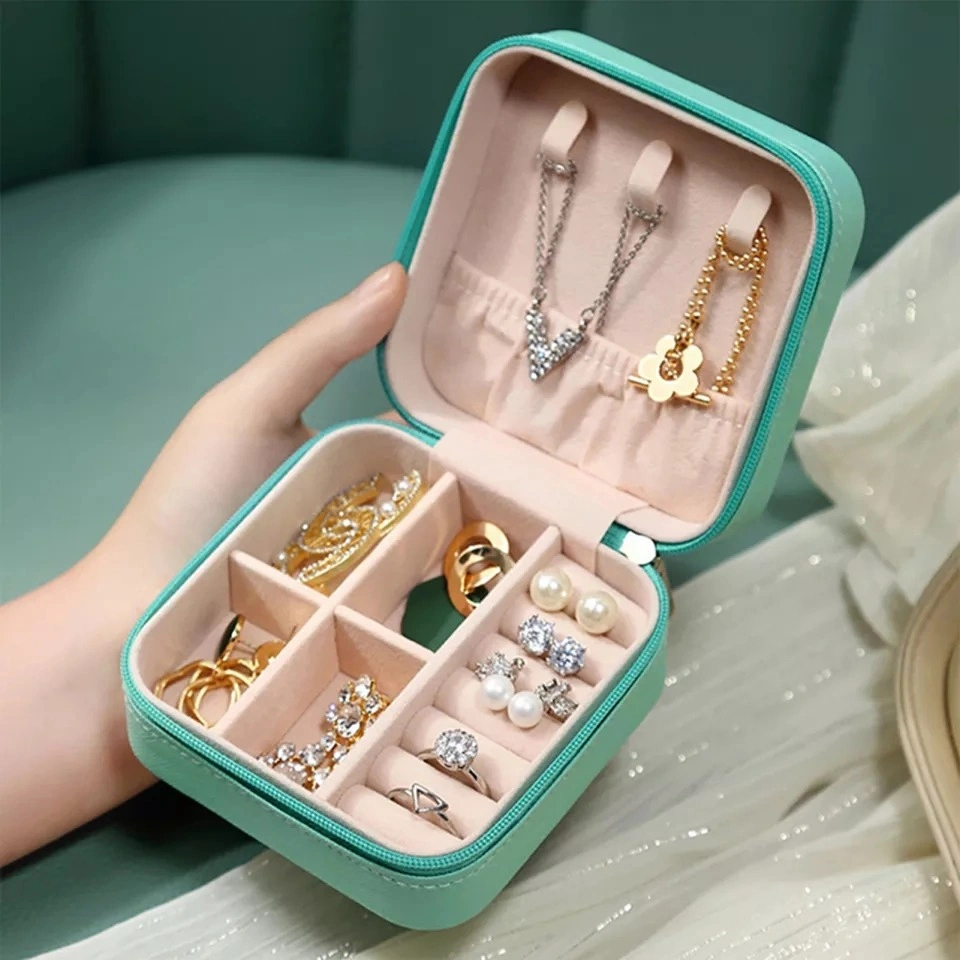 Jewellery organizer lather box.