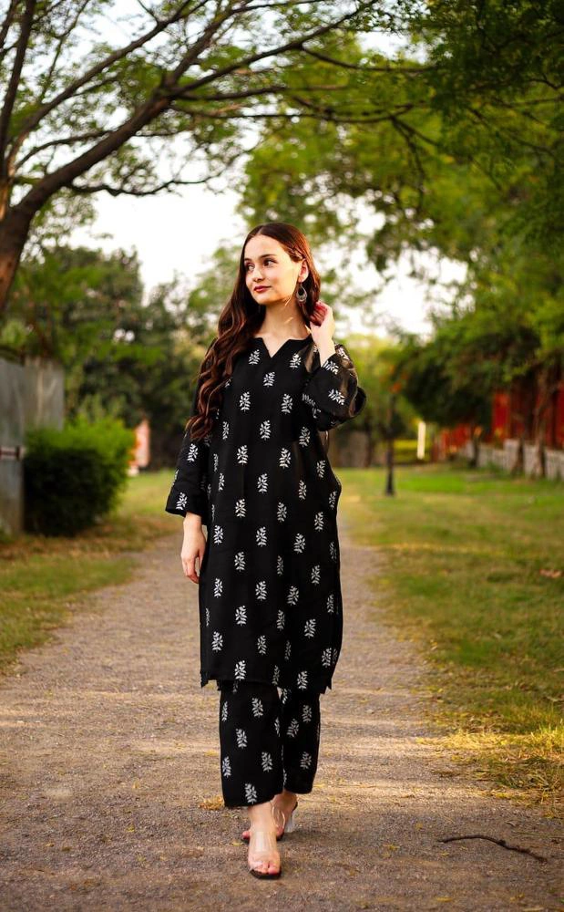 2 pcs woman stitched linen black printed suit