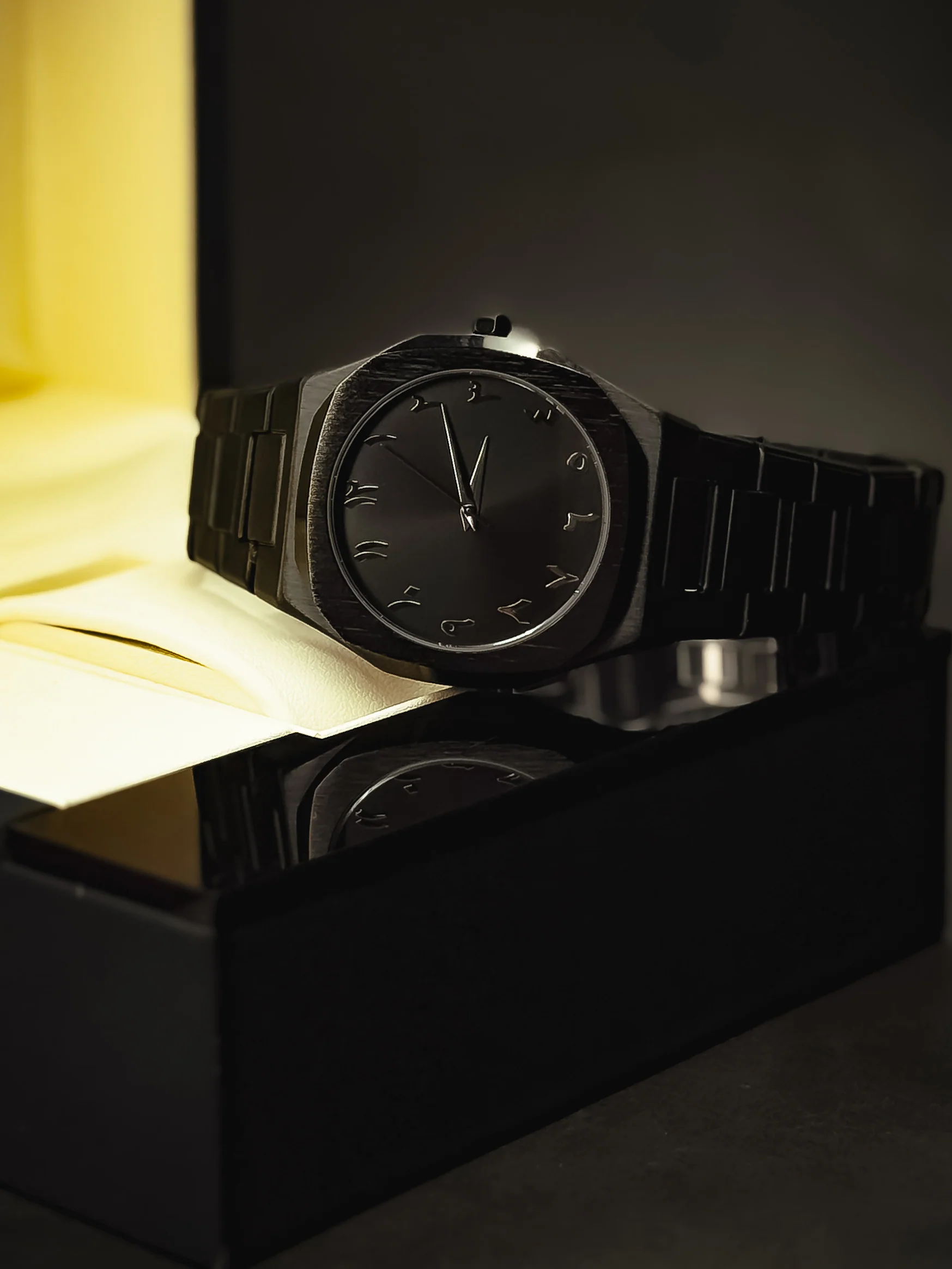 AURA Black Stainless Steel Watch – Modern Minimal Elegance