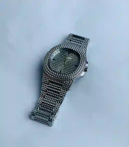 men's water resistant quartz analogue watch - stylish round case in silver,black & golden