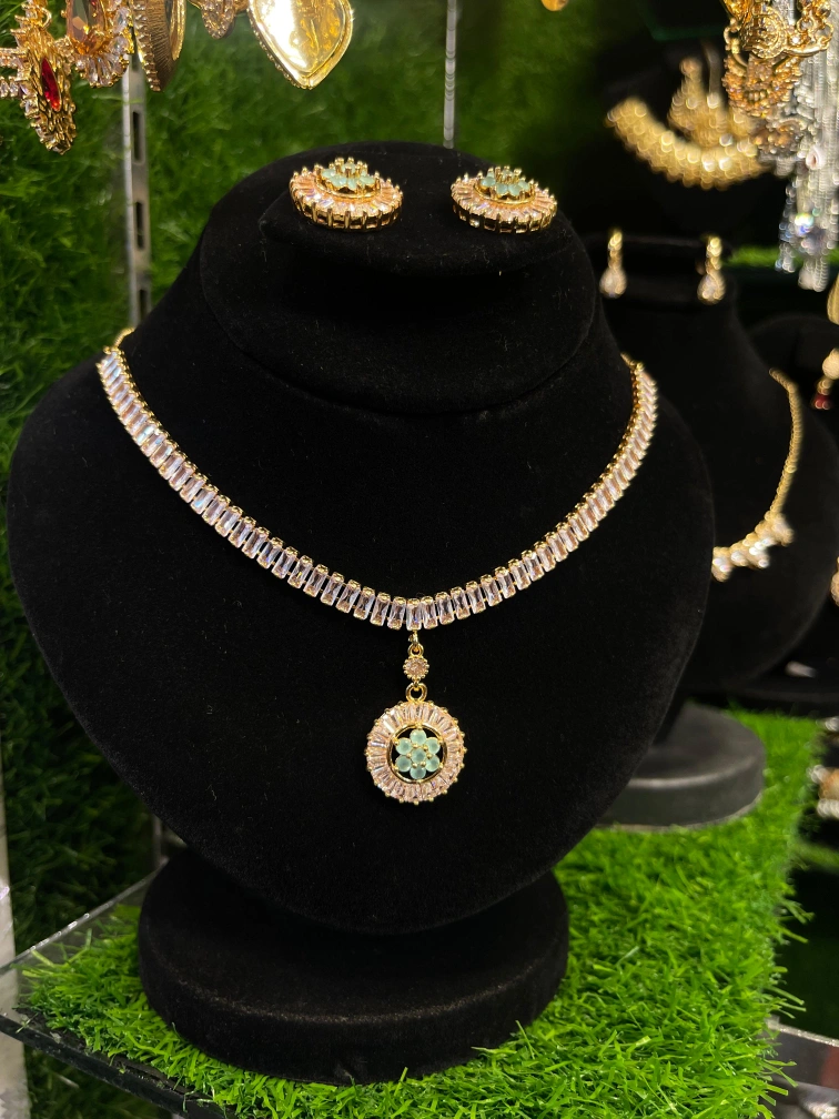 BEAUTIFUL 1 KARAT LOCKET SETS